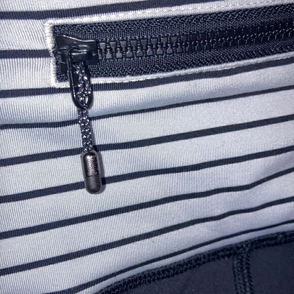 Lululemon Cropped Leggings Woman’s Size 2 - Picture 3 of 6